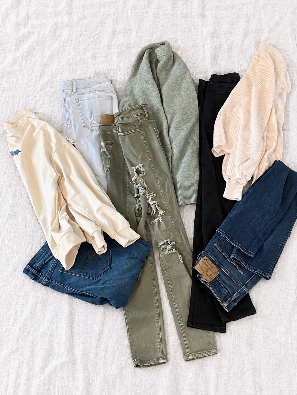Women’s Size Medium Clothing Lot – Levi’s American Eagle Jordache + More